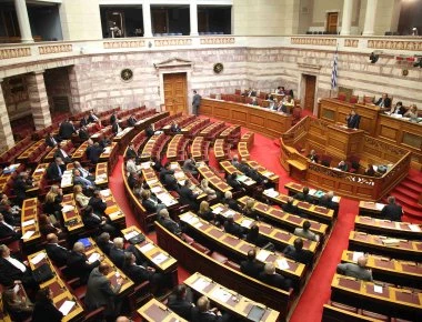 Έντονη διαμάχη στην Βουλή: Κ. Τζαβάρας και Δ. Παπαδημητρίου για τα καταναλωτικά επιτόκια- Η σύγκριση με την Αμερική